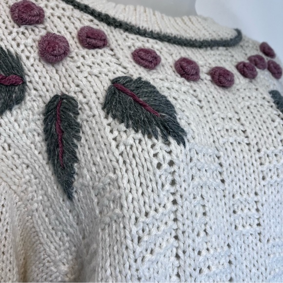 Vintage Hand Knit Sweater Leaves & Berries Off White Size Medium - Picture 4 of 10